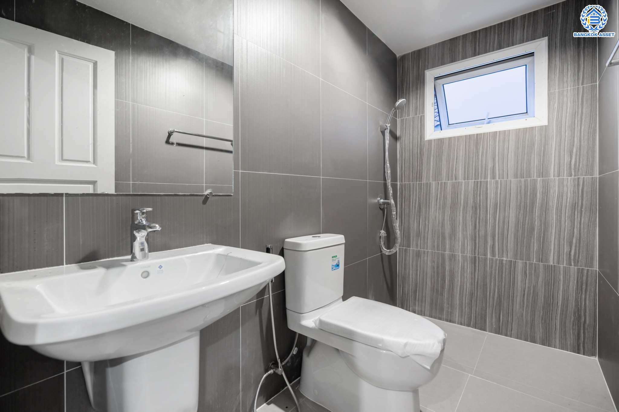 บ้านมือสองตกแต่งใหม่ ม.ธันยบดี บางใหญ่-กาญจนาฯ บ้านเดี่ยวหลังใหญ่ เนื้อที่ 56 ตร.ว. ฟังก์ชัน 4 ห้องนอน 3 ห้องน้ำ จอดรถได้ 2 คันบนทำเลคุณภาพ หน้าโครงการติดถนนกาญจนาฯ ใกล้เซ็นทรัลเวสต์เกต ทางด่วน และรถไฟฟ้าสายสีม่วง "สถานีตลาดบางใหญ่"